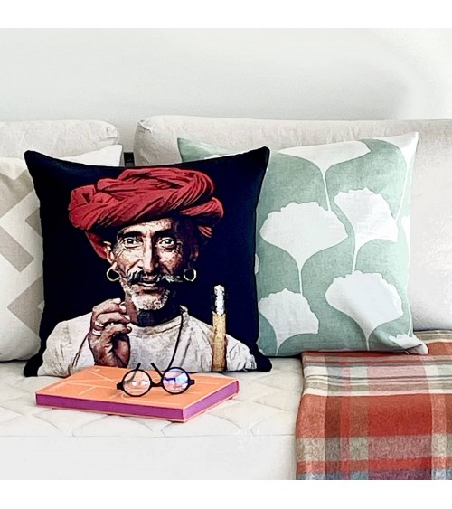 Rabari Shepherd di Steve McCurry - Copricuscino Yapatkwa cuscini decorativi per divano deco di lusso originale