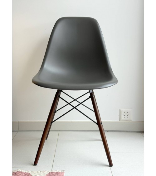 Eames Plastic Side Chair DSW - VITRA - Gebraucht kitatori vintage shop design klassiker bern basel zürich