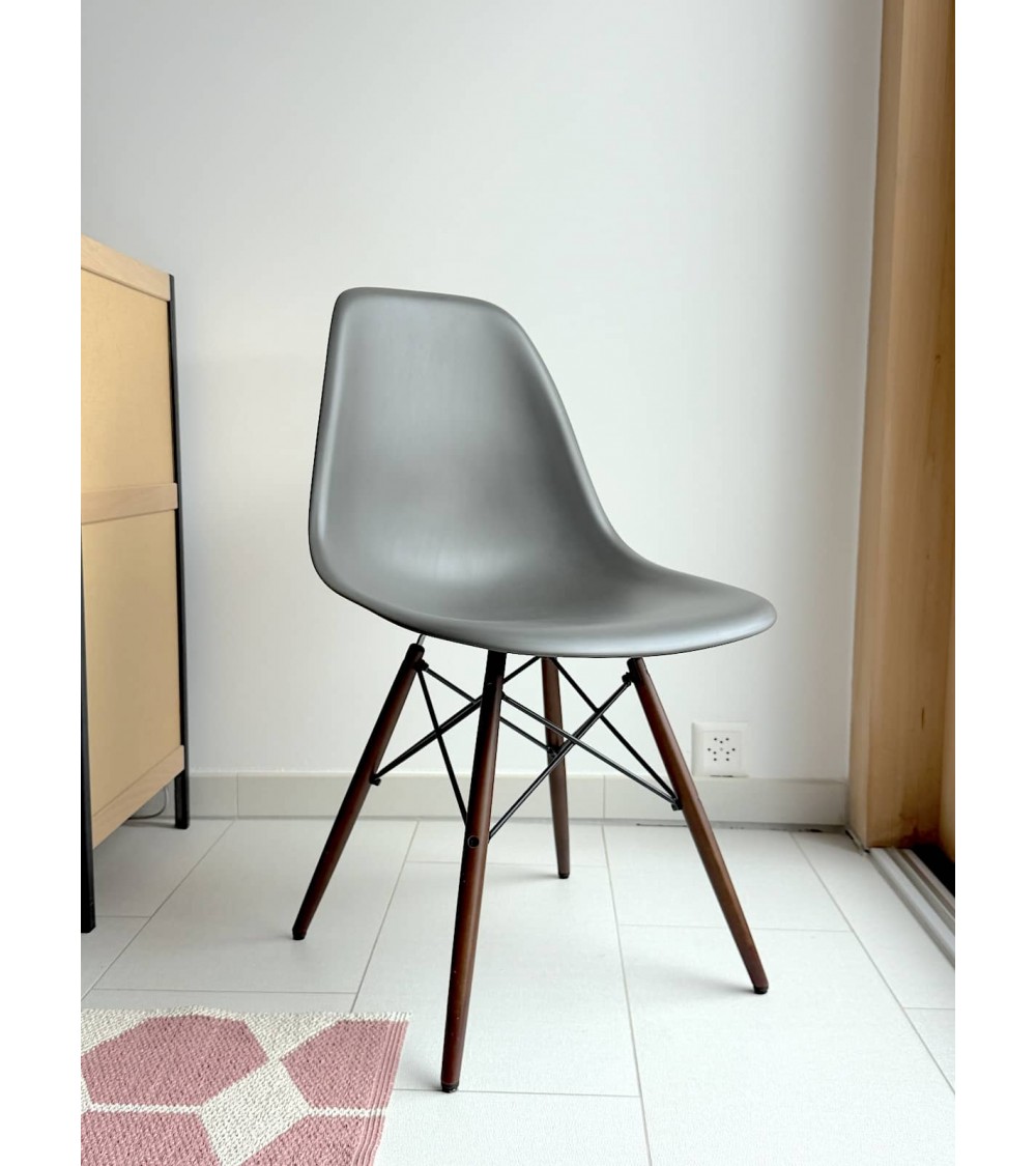 Eames Plastic Side Chair DSW - VITRA - Gebraucht kitatori vintage shop design klassiker bern basel zürich