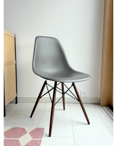 Eames Plastic Side chair DSW - VITRA - Usate kitatori mobili Oggetto di design vintage svizzera