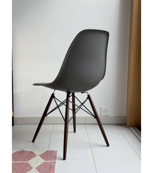 Eames Plastic Side Chair DSW - VITRA - Gebraucht kitatori vintage shop design klassiker bern basel zürich