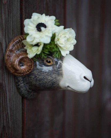 Vaso da parete - Pecora di Swaledale Quail Ceramics vasi eleganti per interni per fiori decorativi design kitatori svizzera