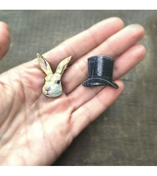 Cappello a cilindro e coniglio bianco - Spilla di legno Fen & Co spiritose spille colorate particolari eleganti donna da giac...